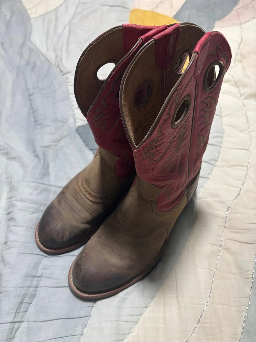 Ariat 8.5 EE Brown leather cowboy boots with red shafts